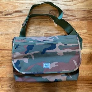 BRAND NEW  HERSCHEL SUPPLY CO. MESSENGER BAG